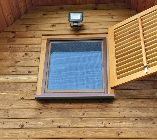 Fiksni komarnik na prozoru, zlatni hrast