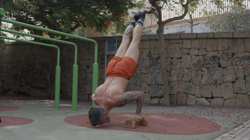 3 Calisthenics exercises that will INJURE you