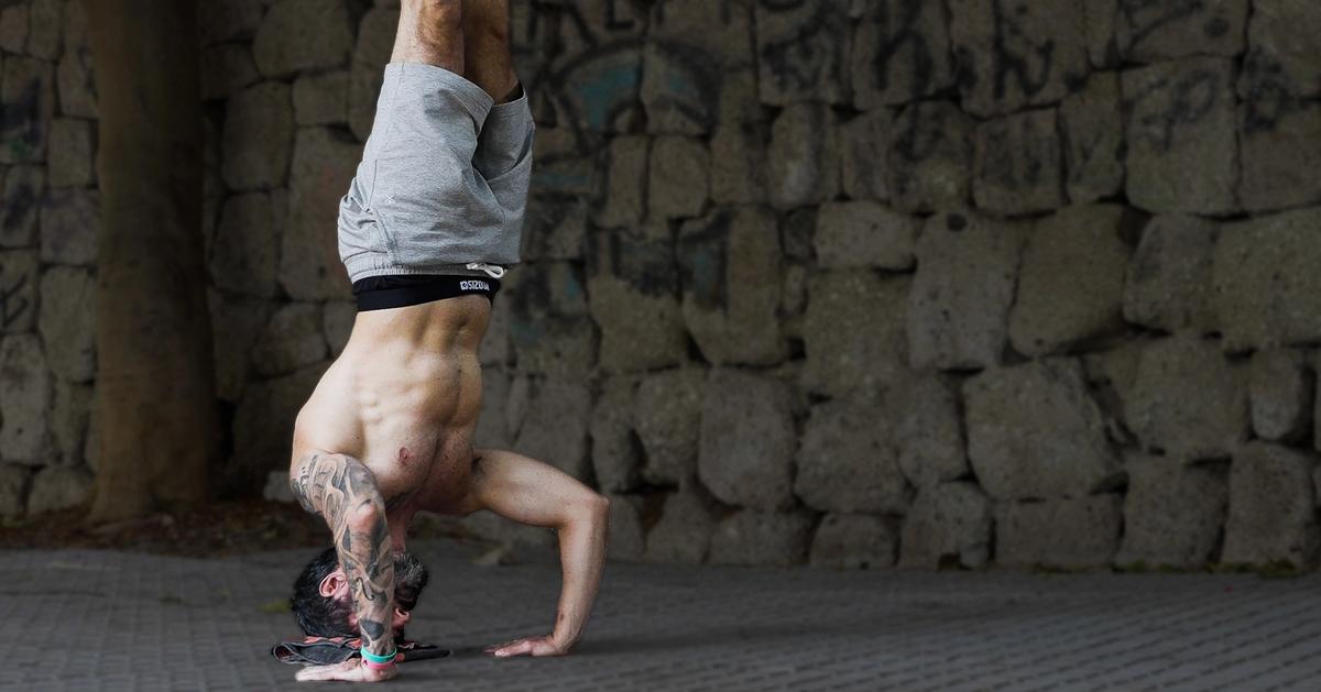 Headstand: tutorial, advantages and disadvantages, is it worth to learn it?