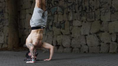 Headstand: tutorial, advantages and disadvantages, is it worth to learn it?