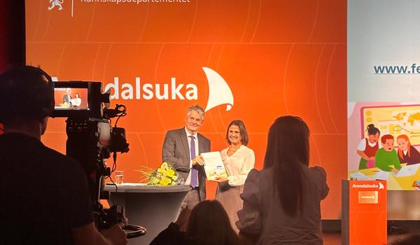 Fellesskoleutvalgets leder Bjørn Haugstad overrekker utvalgets rapport til kunnskapsminister Kari Nesssa Nordtun under Arendalsuka 11. august 2026.