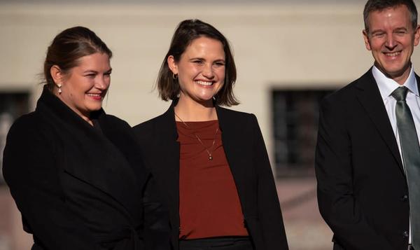 På Slottsplassen: Kari Nessa Nordtun ble presentert som ny kunnskapsminister i dag, her flankert av ny fiskeriminister Cecilie Myrseth (t.v.) og ny kommunalminister Erling Sande (t.h.). Foto: Arbeiderpartiet