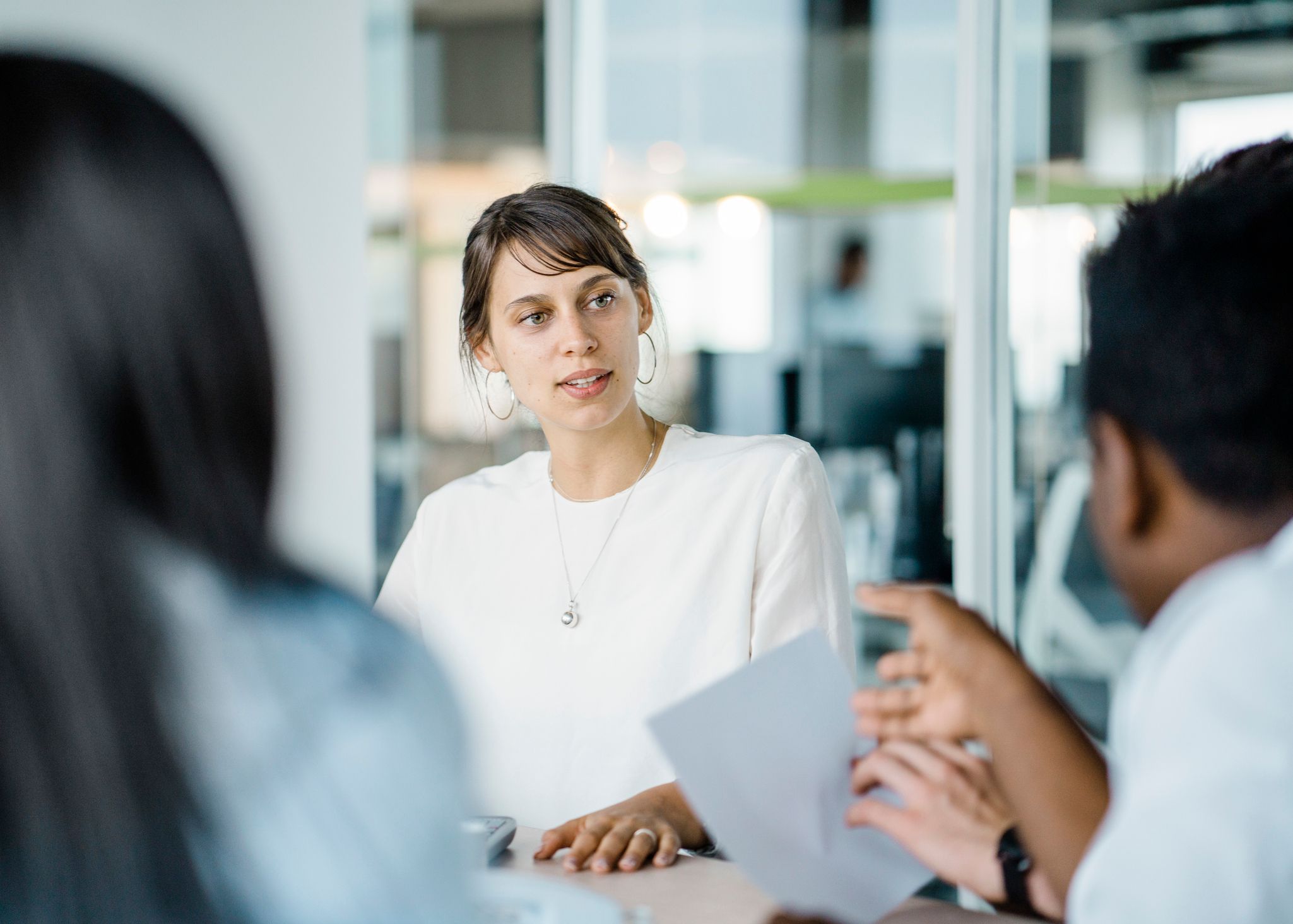Bilde av to kollegaer som snakker sammen.