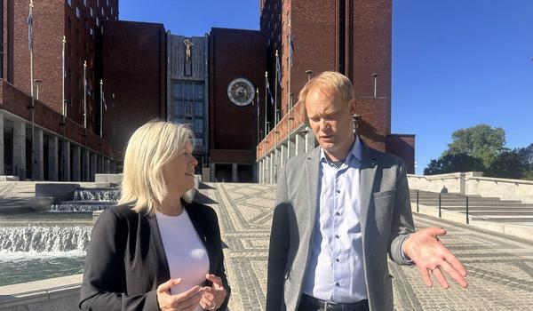 Leder i Lektorlaget Helle Christin Nyhuus og fylkesleder i Oslo David Løvbræk snakker sammen utenfor Oslo rådhus 28. mai 2026.