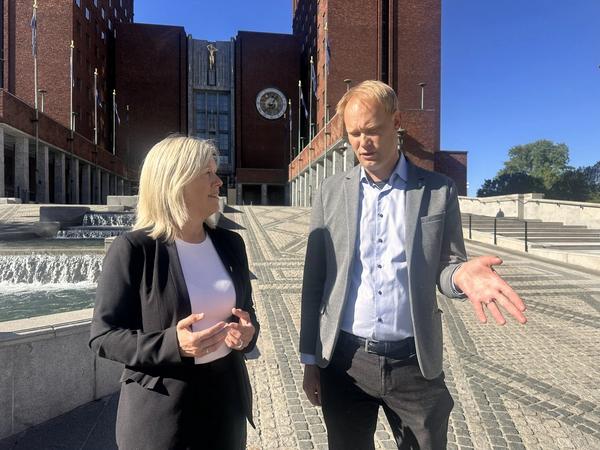Leder i Lektorlaget Helle Christin Nyhuus og fylkesleder i Oslo David Løvbræk snakker sammen utenfor Oslo rådhus 28. mai 2026.