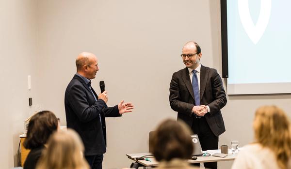 Første nestleder i Lektorlaget Olav S. Myklebust og statssekretær i KD Sindre Lysø. Bilde fra fagpolitisk konferanse 17. april 2026.