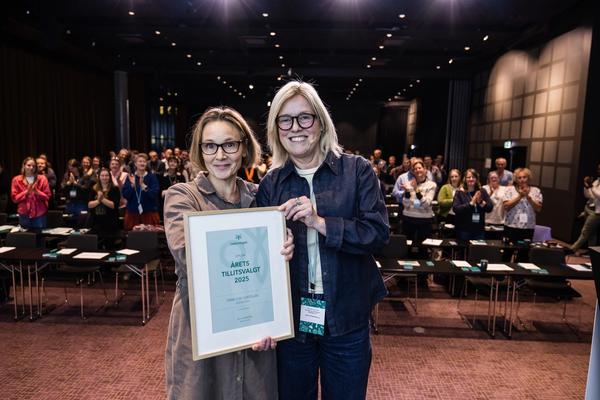 Bilde av årets tillitsvalgt 2025 Trine Lise Gressløs med leder i Lektorlaget Helle Christin Nyhuus.
