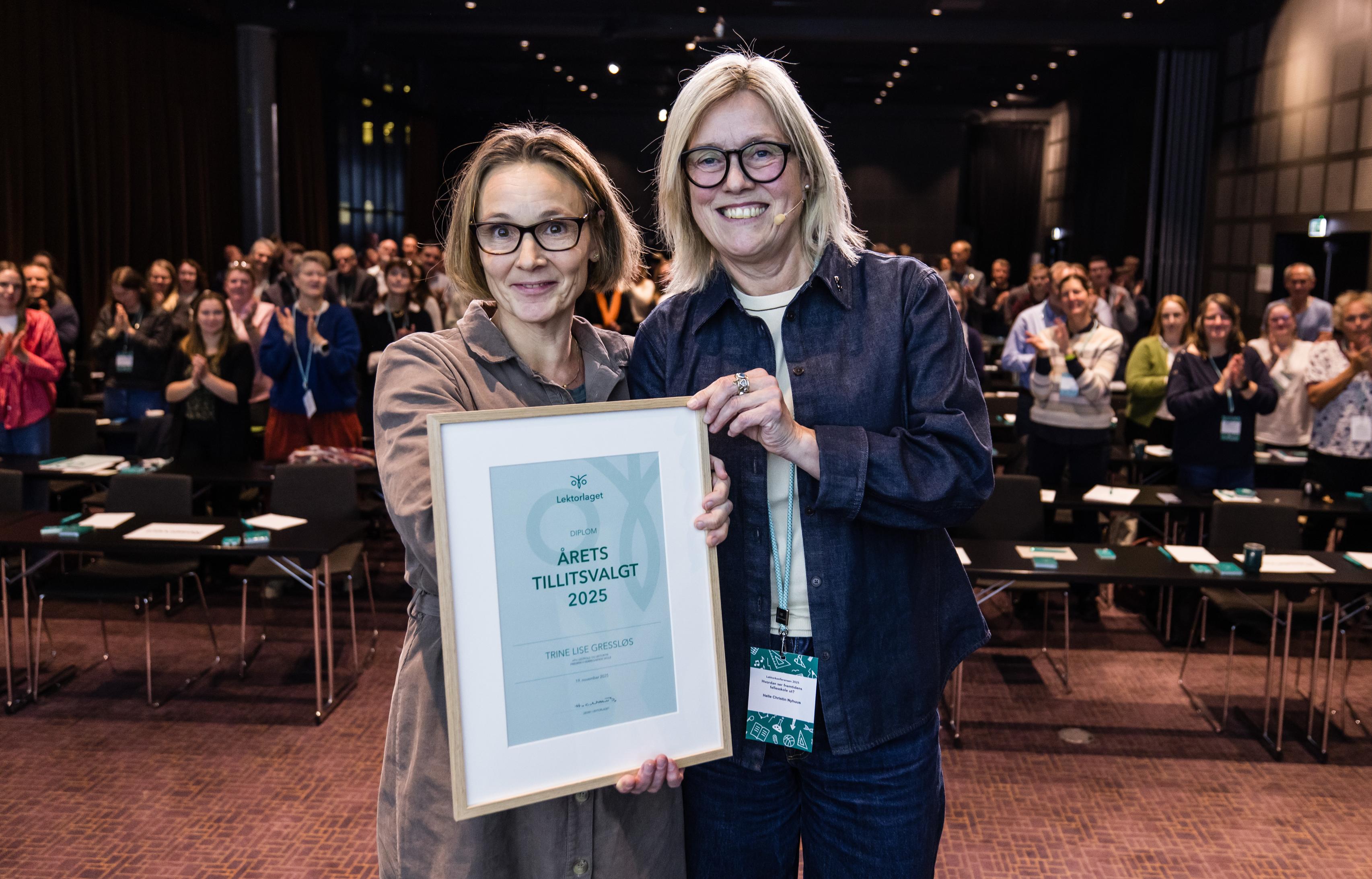 Bilde av årets tillitsvalgt Trine Lise Gressløs, med Lektorlagets leder Helle Christin Nyhuus.