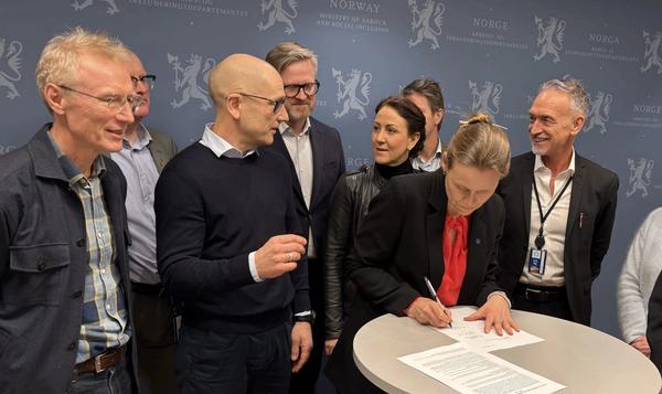 Akademker-leder Lise Lyngsnes Randeberg signerer den nye IA-avtalen 12. februar 2025. Foto: Akademikerne