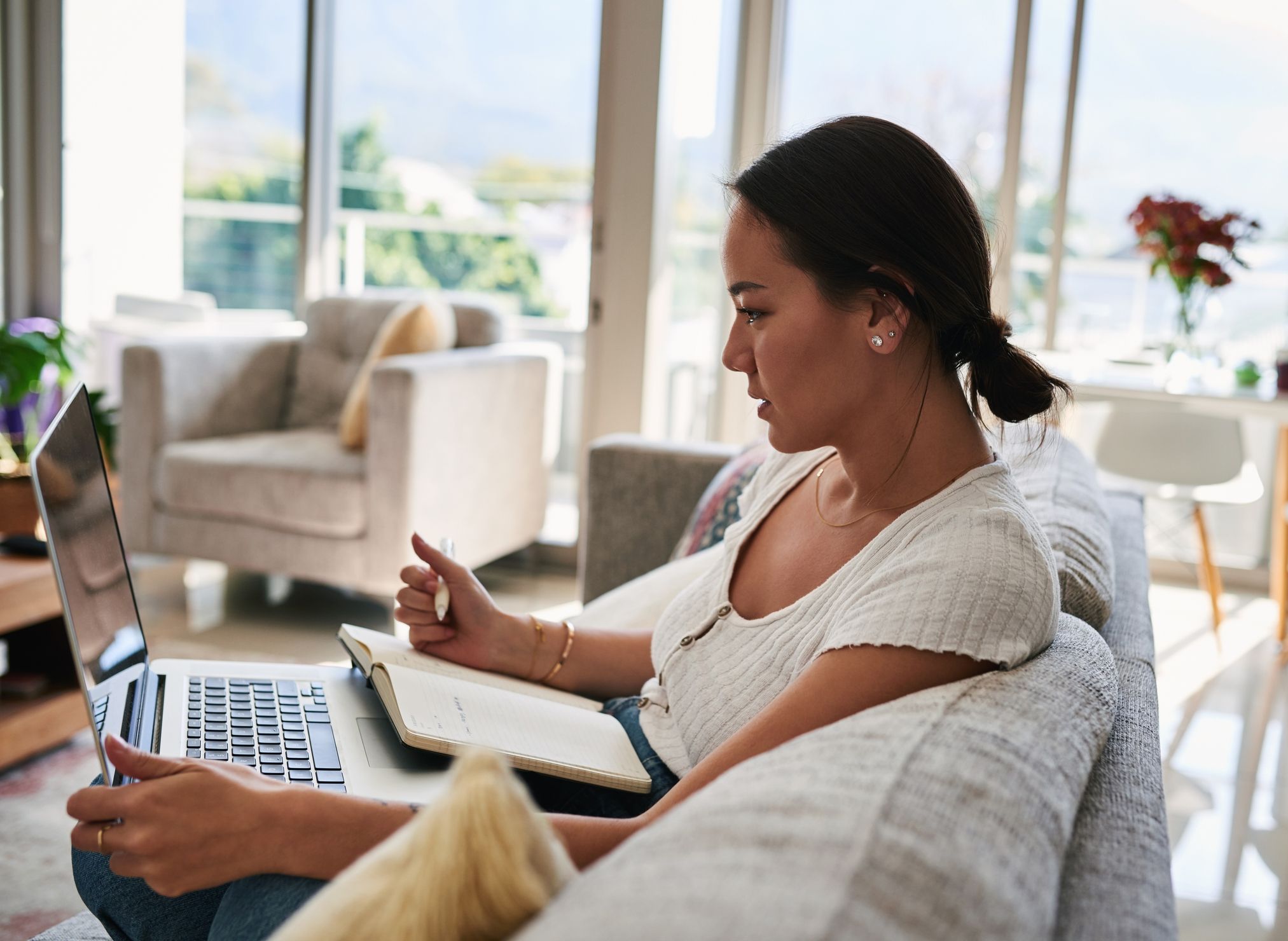 Bilde av student som leser på laptopen.