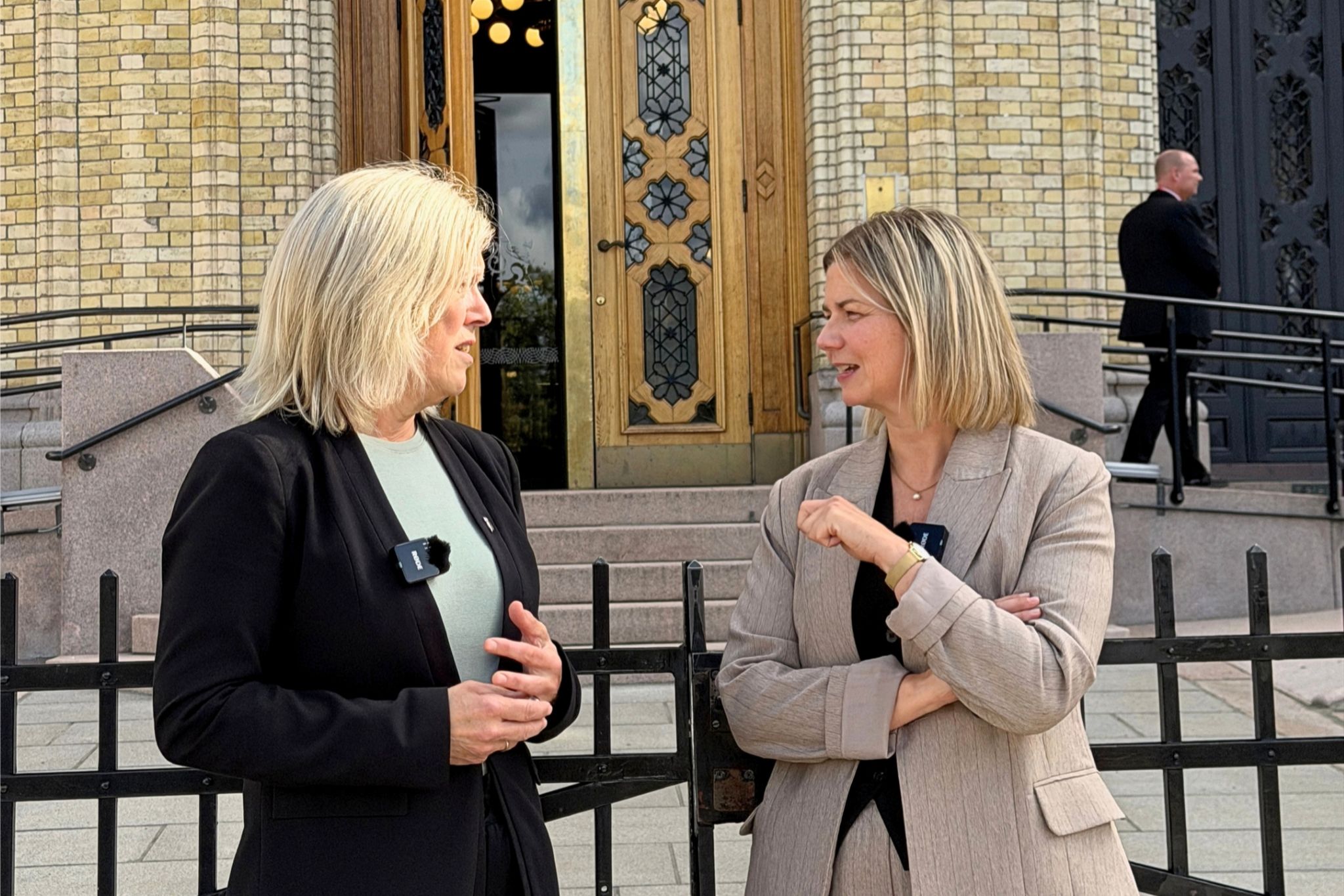 Lektorlagets leder Helle Christin Nyhuus og leder i Venstre Guri Melby utenfor Stortinget. Bilde.