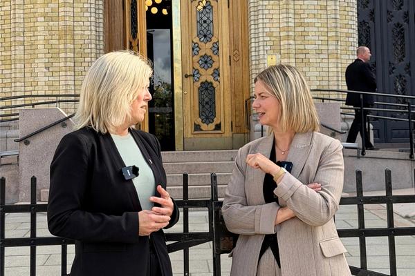 Lektorlagets leder Helle Christin Nyhuus og leder i Venstre Guri Melby utenfor Stortinget. Bilde.