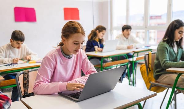 Barn som jobber i et klasserom