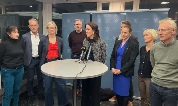 Fra pressekonferansen 4. desember 2024, med arbeidsminister Tonje Brenna (Ap). Leder i Akademikerne Lise Lyngsnes Randeberg i blått til høyre. Foto: Akademikerne