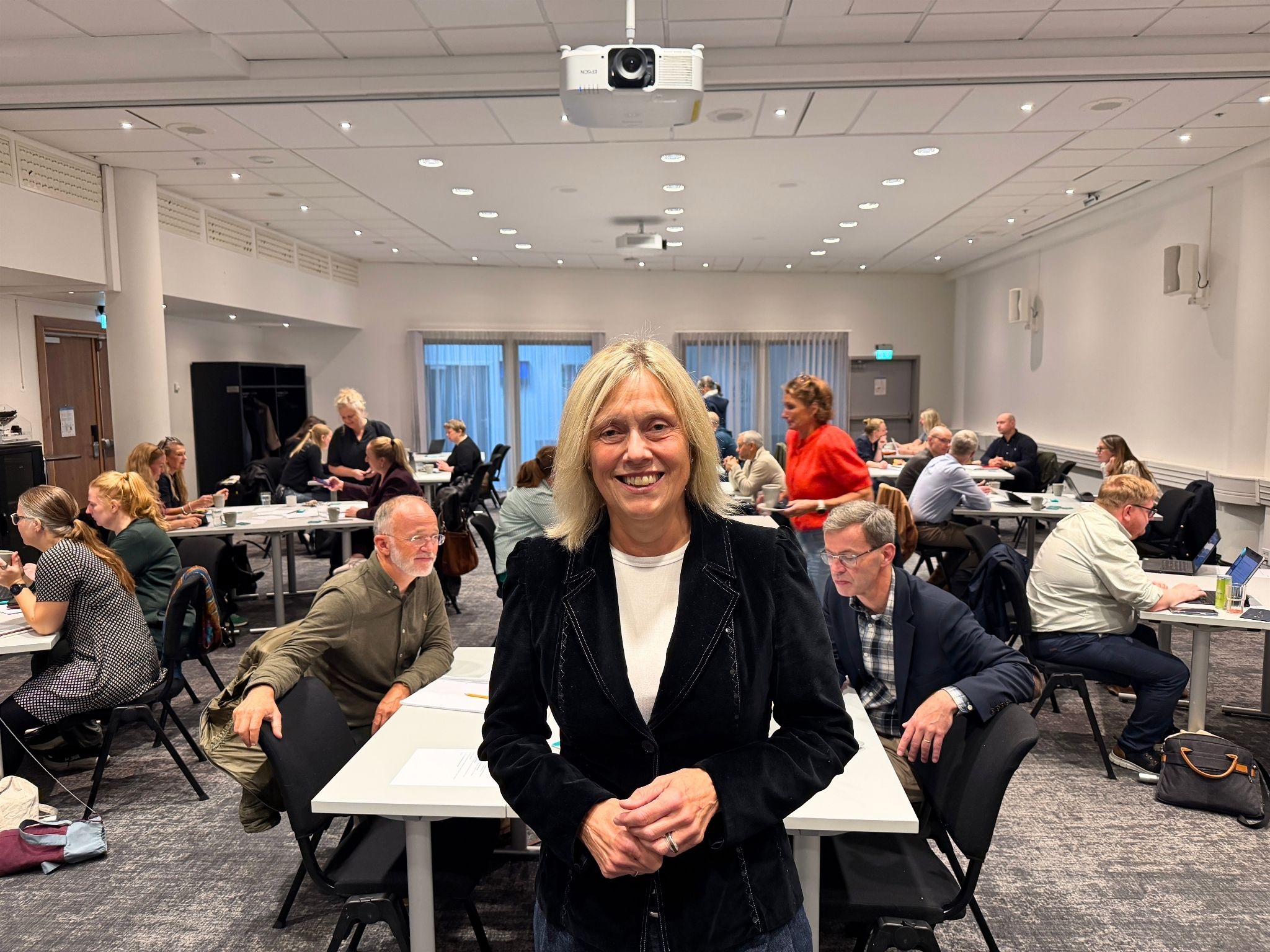 Lektorlagets leder Helle Christin Nyhuus i konferansesalen der Lektorlagets fagutvalg deltok på fagpolitisk konferanse mandag 14. september 2026. Bilde.