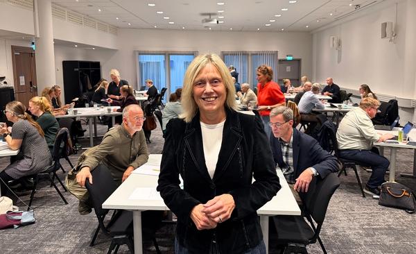 Lektorlagets leder Helle Christin Nyhuus i konferansesalen der Lektorlagets fagutvalg deltok på fagpolitisk konferanse mandag 14. september 2026. Bilde.