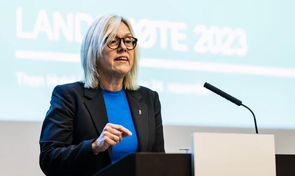 Helle Christin Nyhuus på landsmøtets talerstol