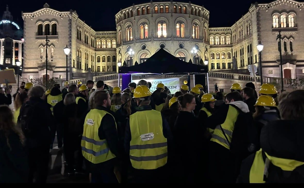 Bildet er fra studentdemonstrasjonen foran Stortinget 31. oktober 2024. Foto: Akademikerne