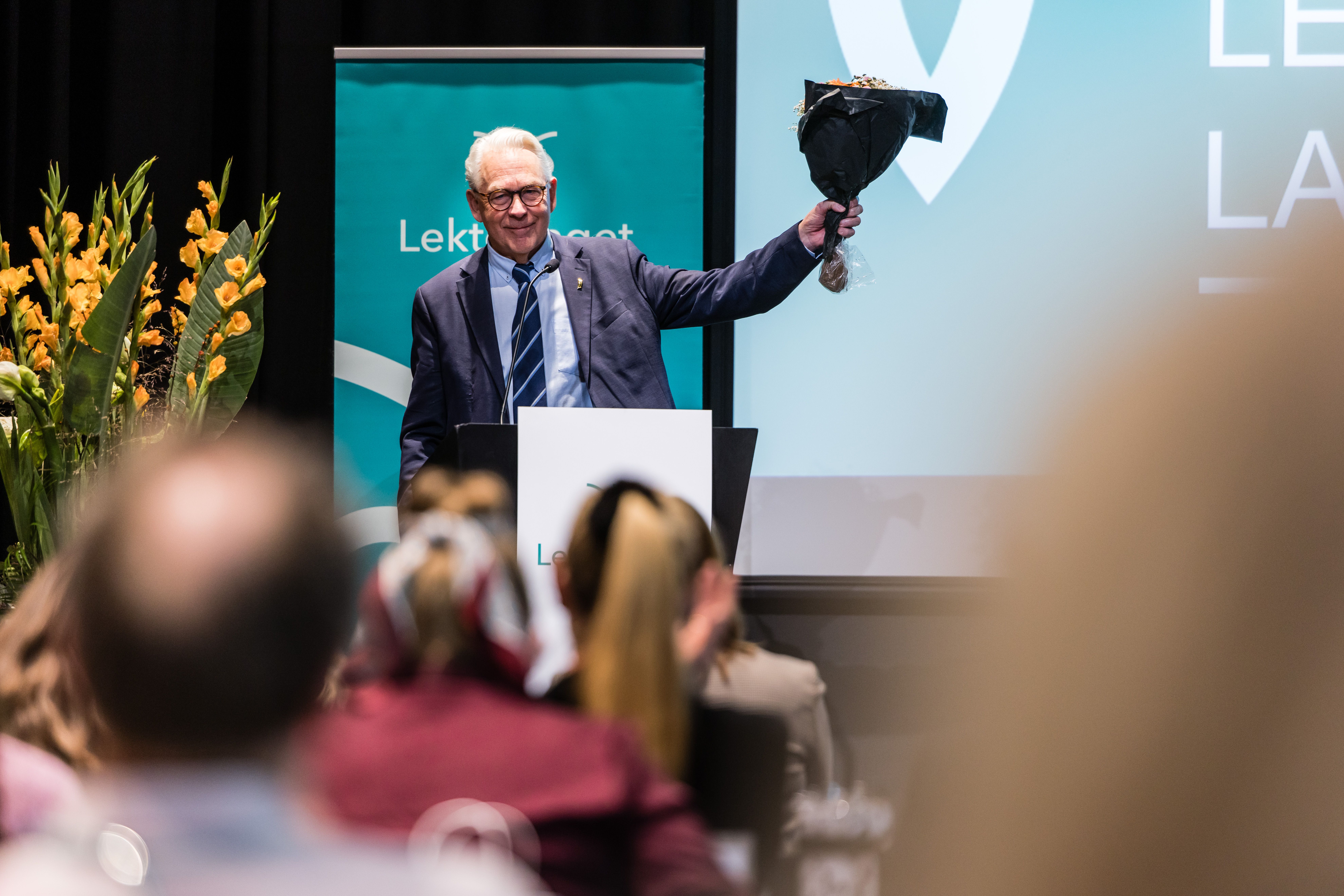 Bilde av Henning Wold som er blitt æresmedlem i Lektorlaget.