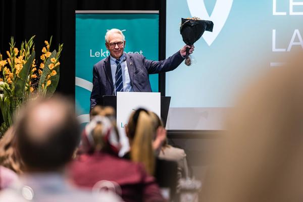 Bilde av Henning Wold som er blitt æresmedlem i Lektorlaget.