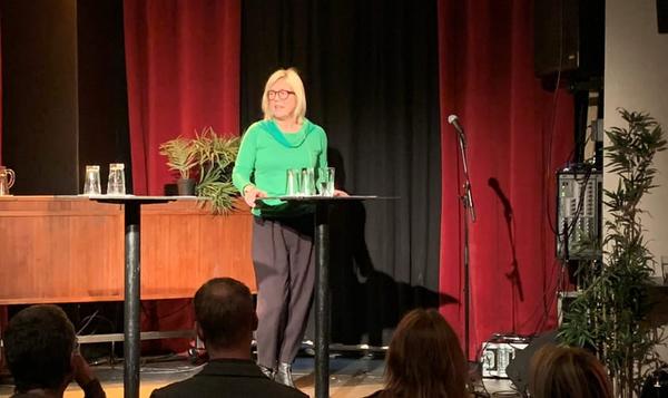 Helle Christin Nyhuus på scenen. Foto: Lektorlaget