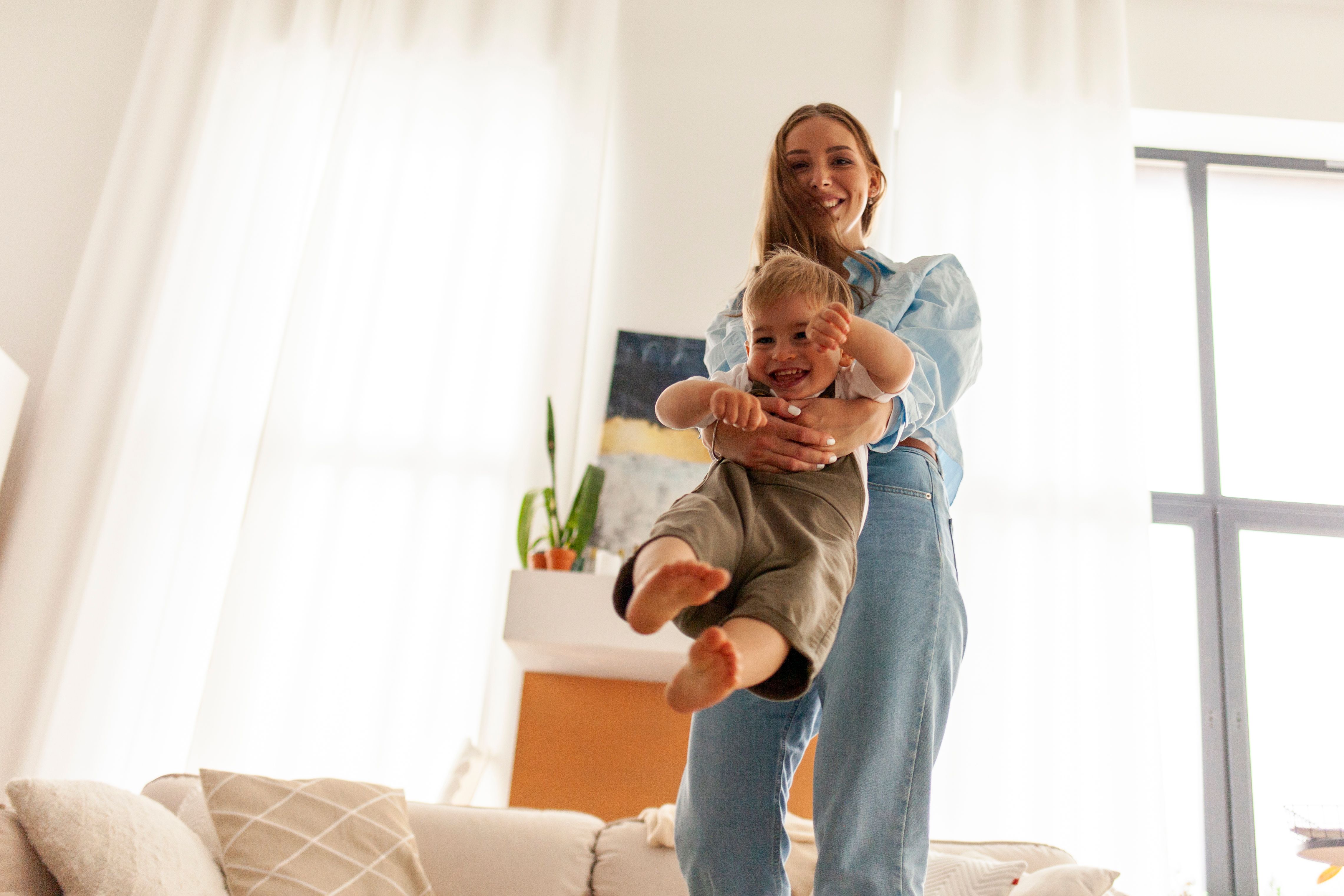 Bilde av en mor som leker med barnet sitt.