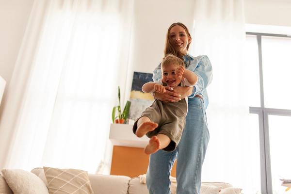 Bilde av en mor som leker med barnet sitt.