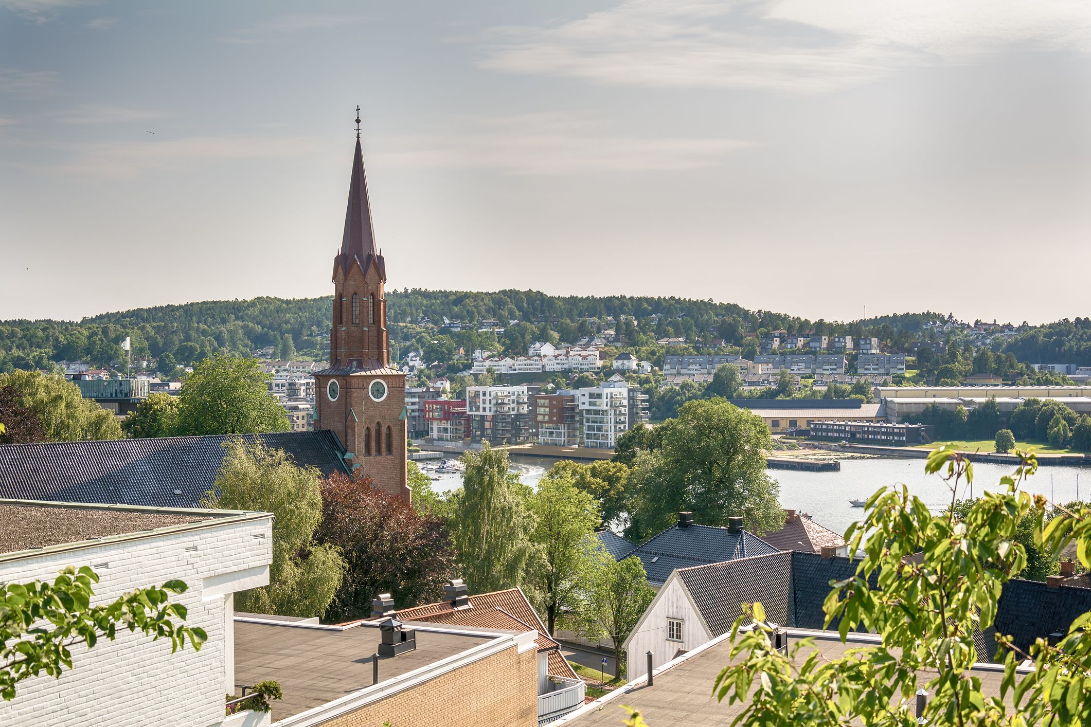 Utsiktsbilde over Tønsberg domkirke med kanalen i bakgrunnen.