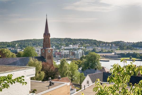 Utsiktsbilde over Tønsberg domkirke med kanalen i bakgrunnen.