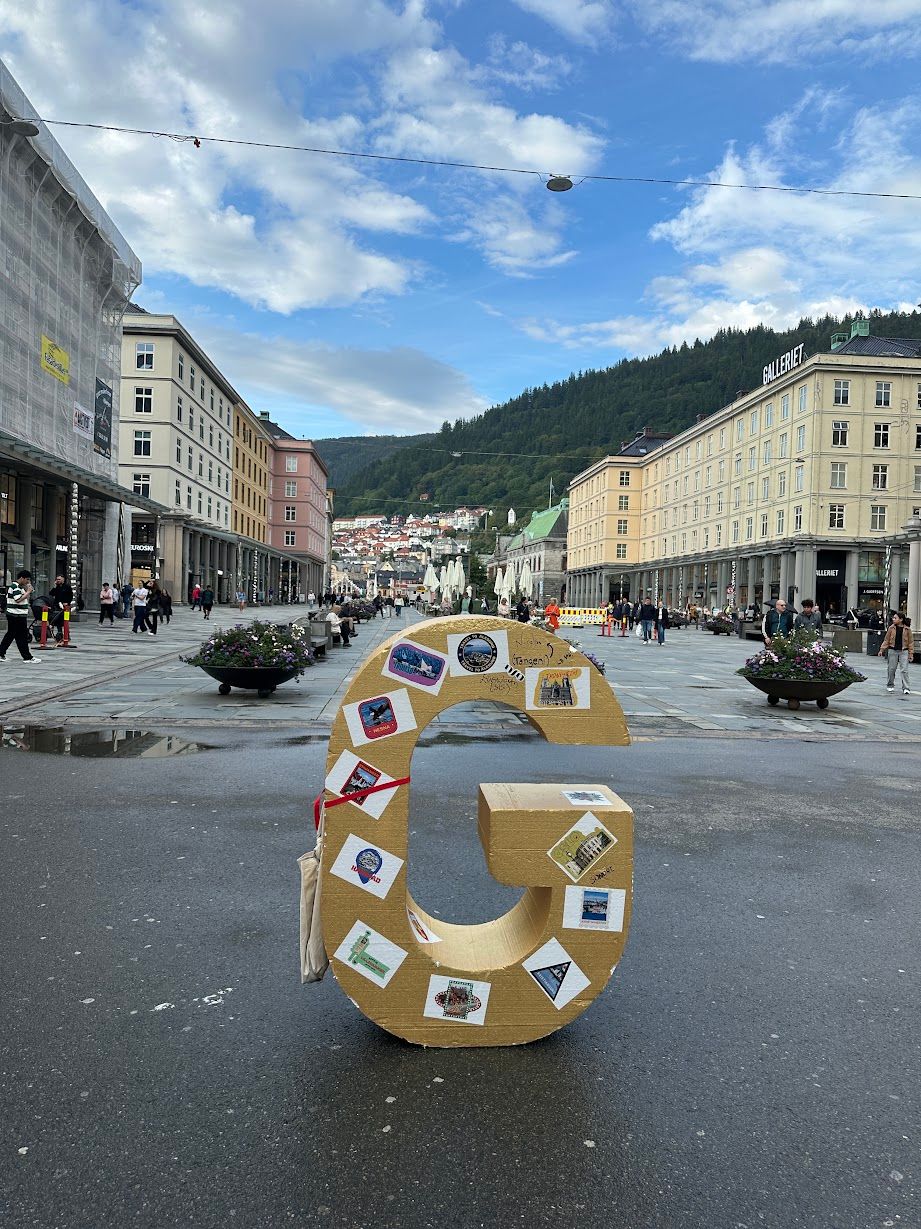 En 1,5 meter høy G står på Torget i Bergen.