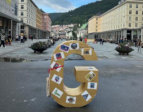 En 1,5 meter høy G står på Torget i Bergen.