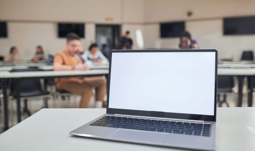 Åpen laptop foran klasserom