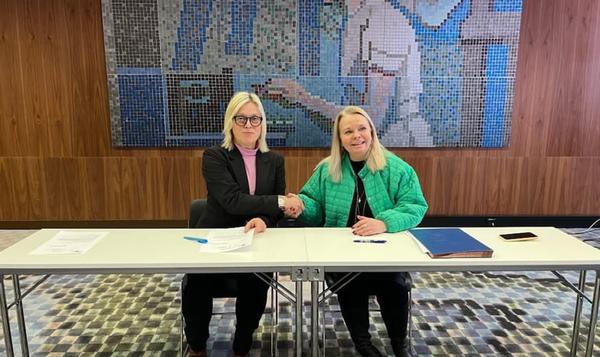 Lektorlagets leder Helle Christin Nyhuus og avdelingsdirektør i KS Hege Mygland 12. desember.