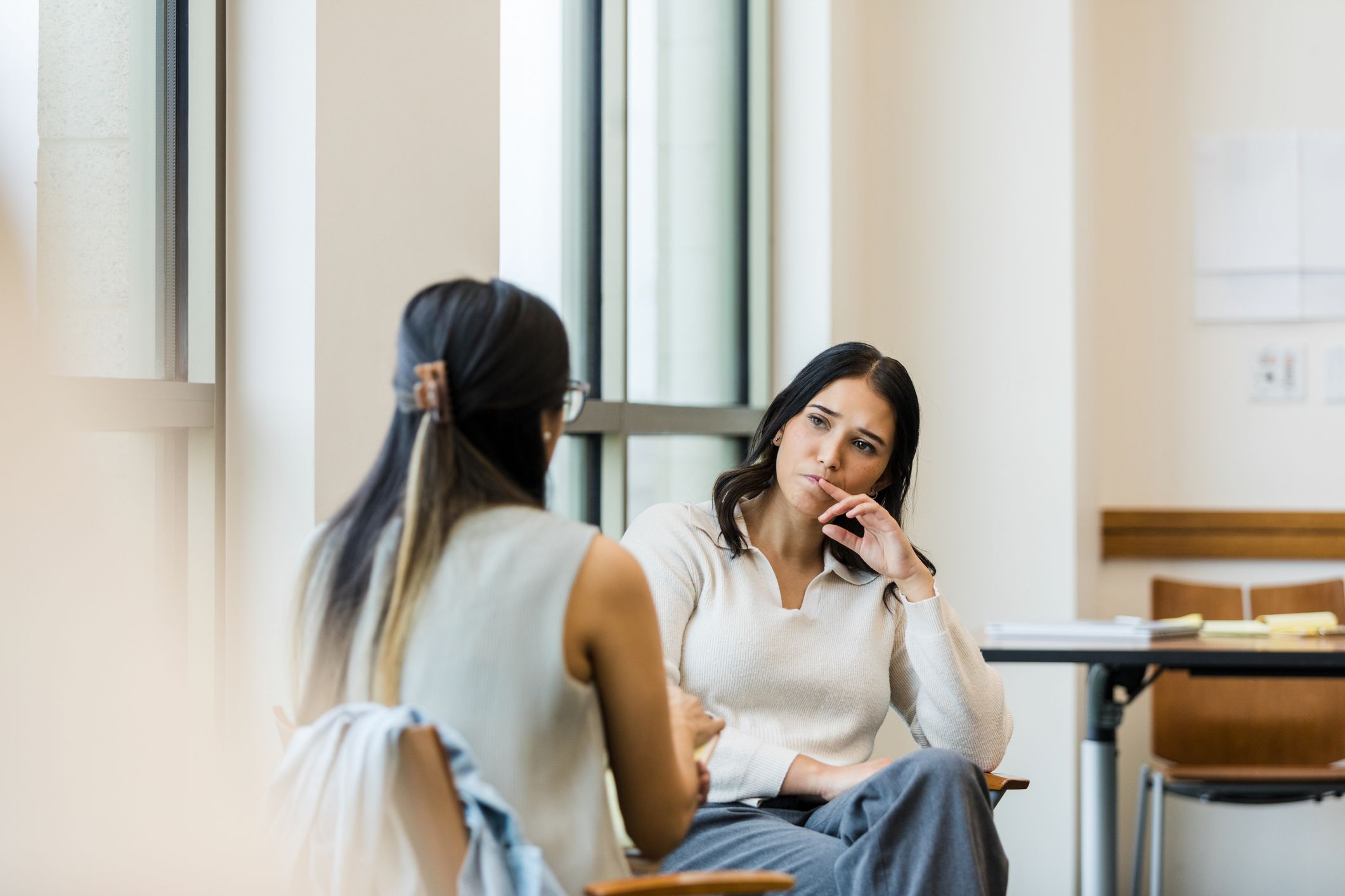 Bilde av to kollegaer som snakker sammen.