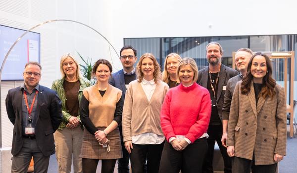 Bilde av deltakerne på innspillsmøte om KI i skolen på Stortinget 5. februar 2026.