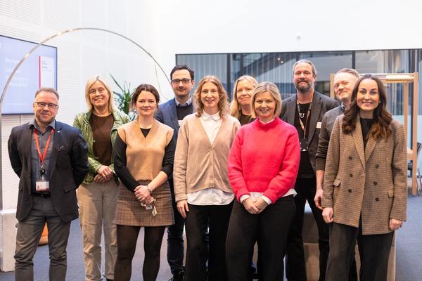 Bilde av deltakerne på innspillsmøte om KI i skolen på Stortinget 5. februar 2026.