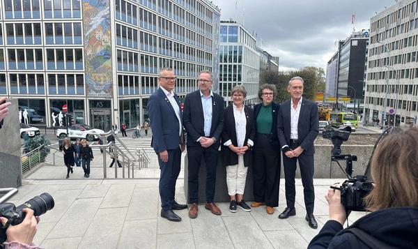 Partene i KS-oppgjøret Trond Ellefsen (YS), Geir Røsvoll (Unio), Mette Nord (LO), Tonje Leborg (Akademikerne) og Tor Arne Gangsø (KS).