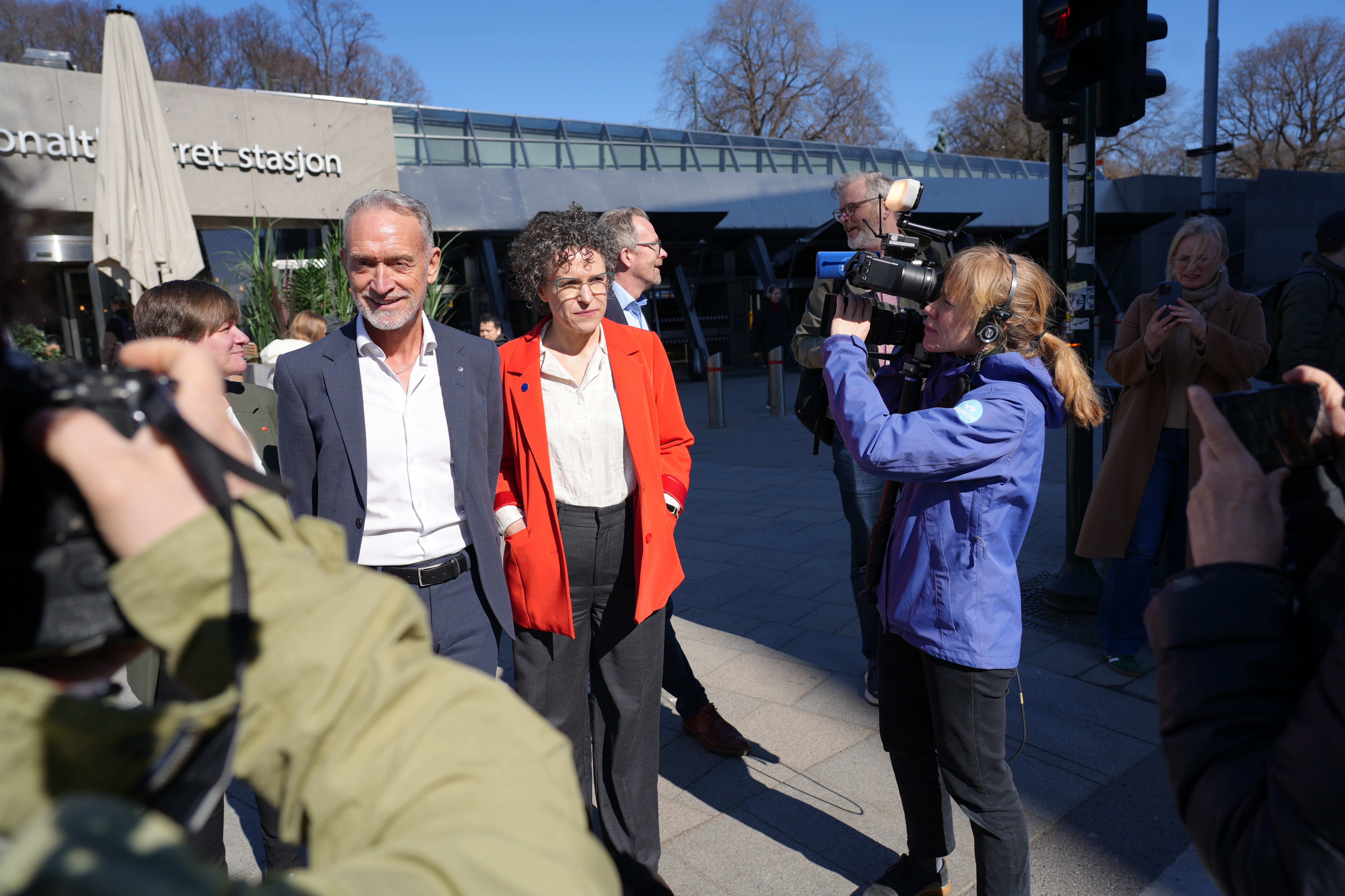 Tor Arne Gangsø, KS' arbeidslivsdirektør, og Tonje Leborg, leder i Akademikerne kommune, utenfor Kommunenes hus 10. april 2026 ved oppstarten av lønnsoppgjøret i KS. Bilde.