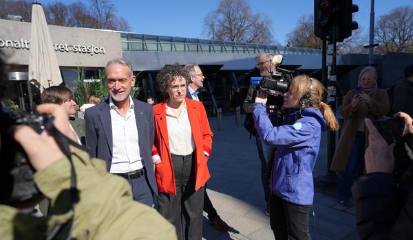 Tor Arne Gangsø, KS' arbeidslivsdirektør, og Tonje Leborg, leder i Akademikerne kommune, utenfor Kommunenes hus 10. april 2026 ved oppstarten av lønnsoppgjøret i KS. Bilde.