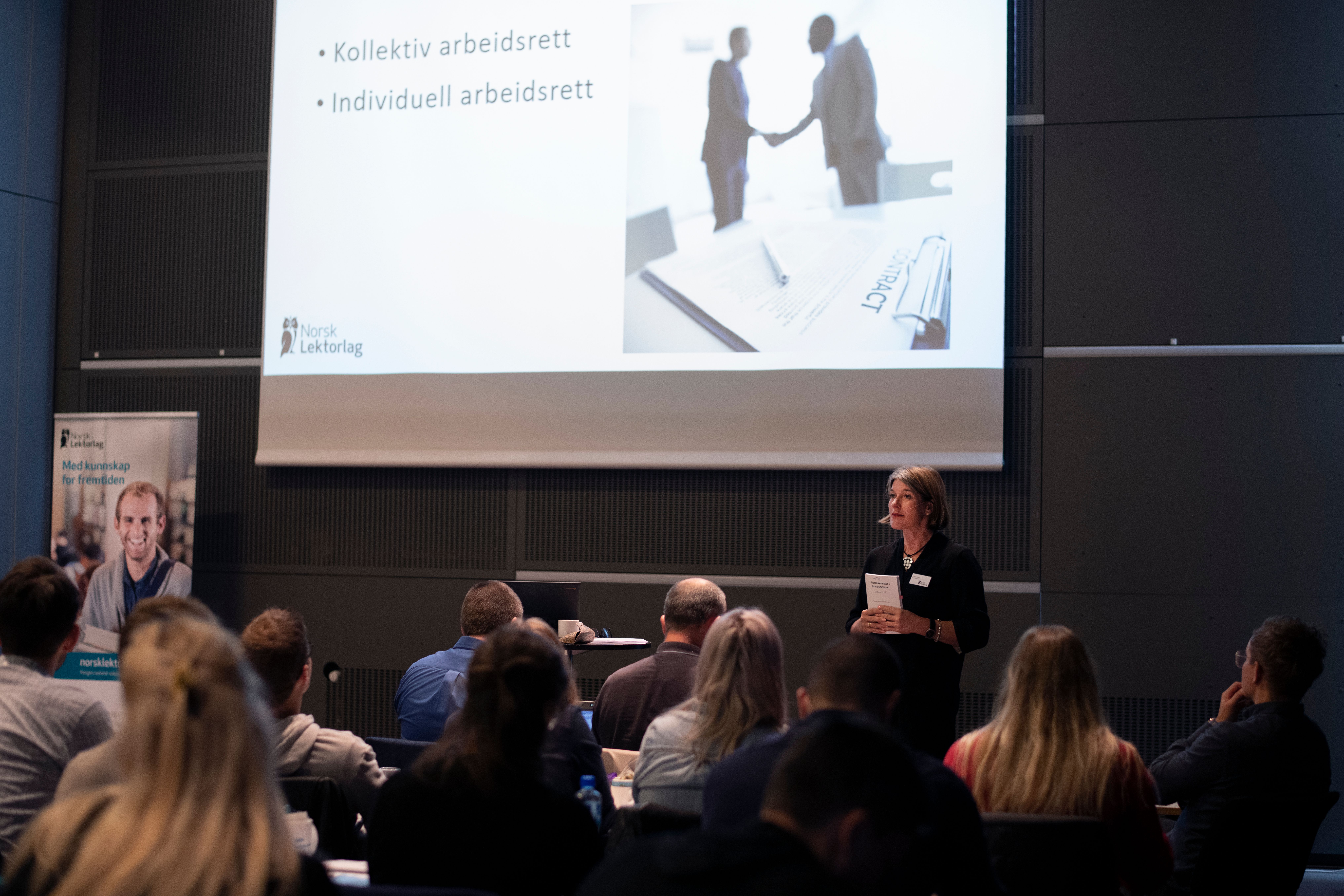 Bilde av Lektorlagets rådgiver som holder grunnkurs for tillitsvalgte.