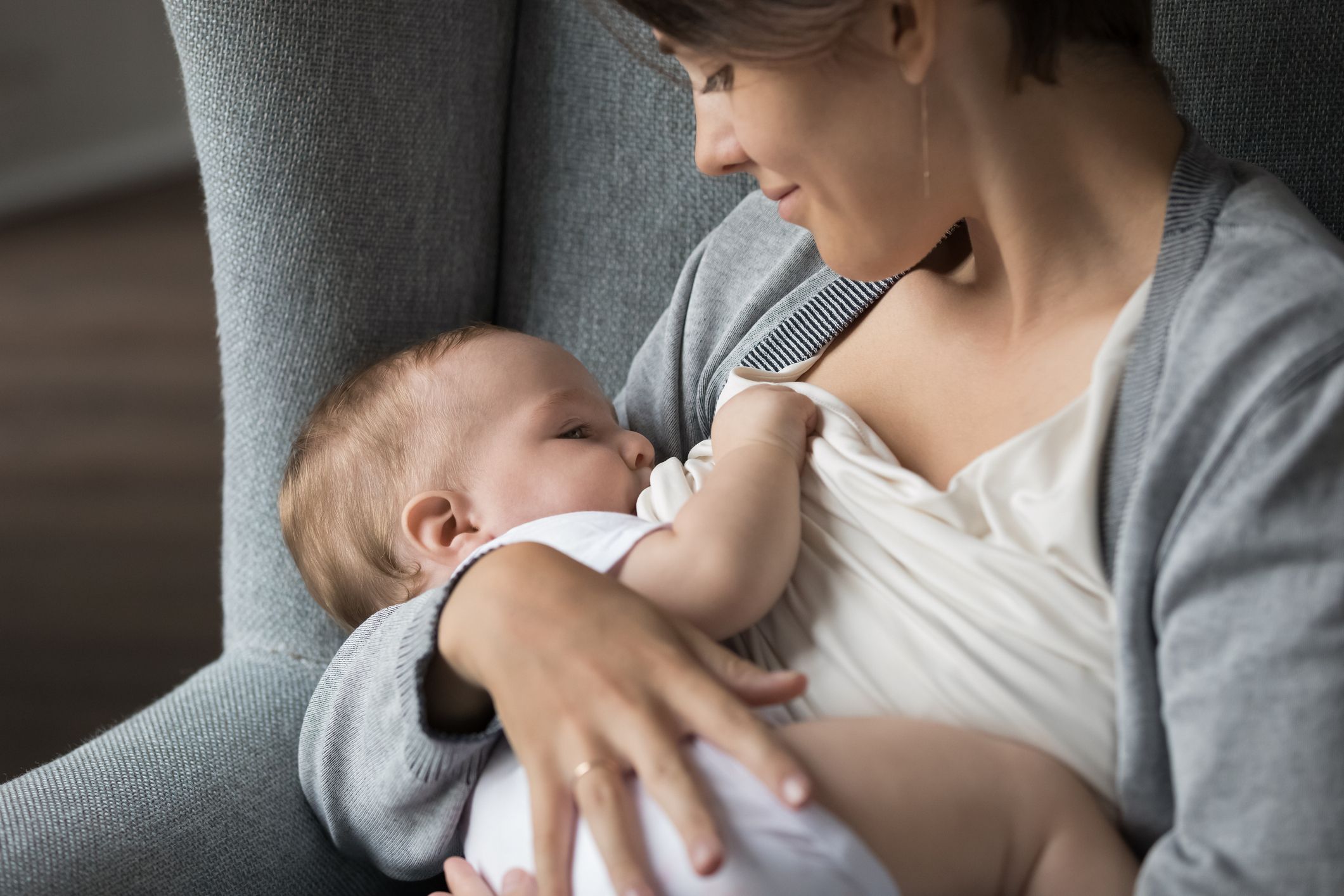 En mor ammer en baby. Bilde.