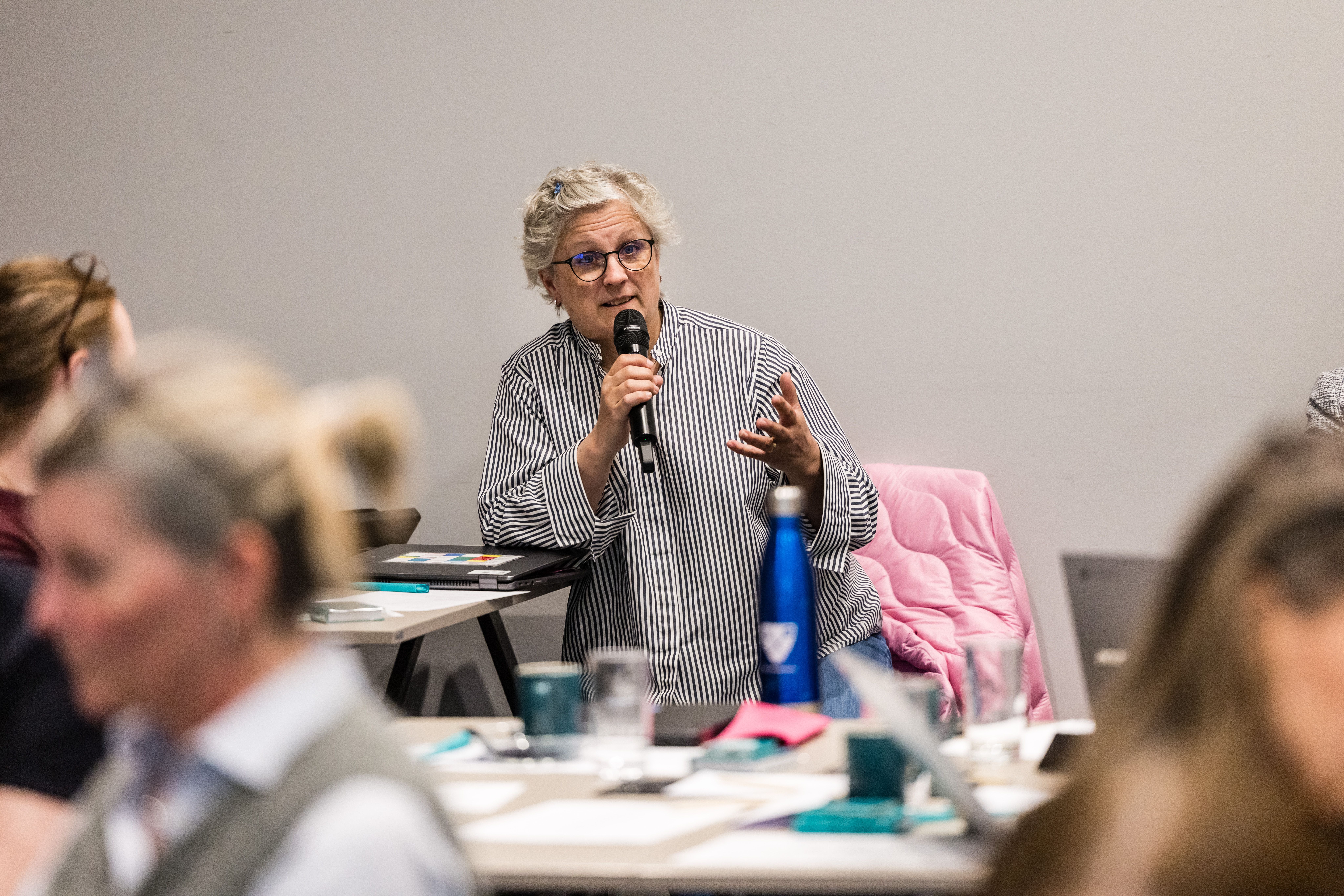 Et fagutvalgsmedlem stiller statssekretær Lysø spørsmål under fagpoltiisk konferanse 17. april 2026. Bilde.