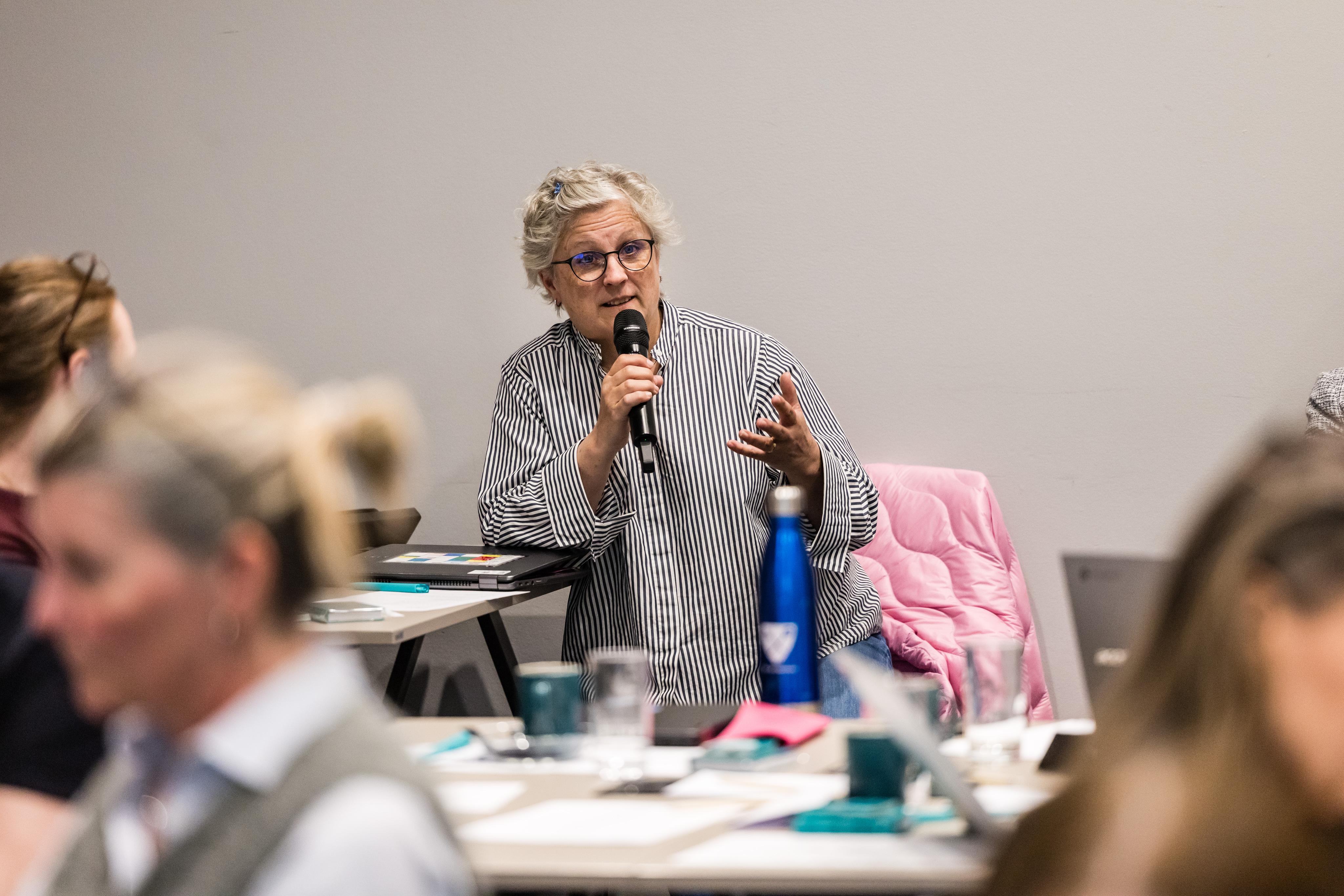 Et fagutvalgsmedlem stiller statssekretær Lysø spørsmål under fagpoltiisk konferanse 17. april 2026. Bilde.