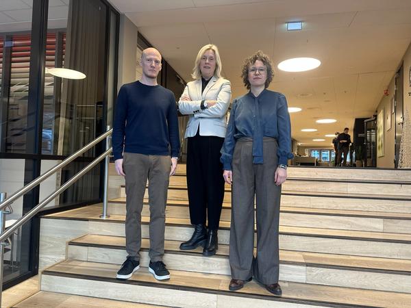 Bilde av rådgiver Simen André Sørby, Lektorlagets leder Helle Christin Nyhuus og seniorrådgiver Tonje Leborg før arbeidstidsforhandlingene starter 24. november 2025.