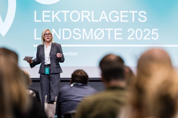 Lektorlagets leder Helle Christin Nyhuus holder landsmøtetale 2025.
