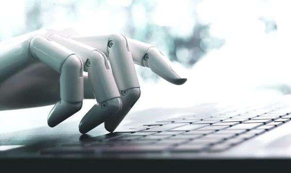 Robothånd på tastatur