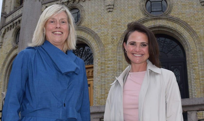 Leder i Lektorlaget Helle Christin Nyhuus og kunnskapsminister Kari Nessa Nordtun (Ap) foran Stortinget 5. juni 2024.