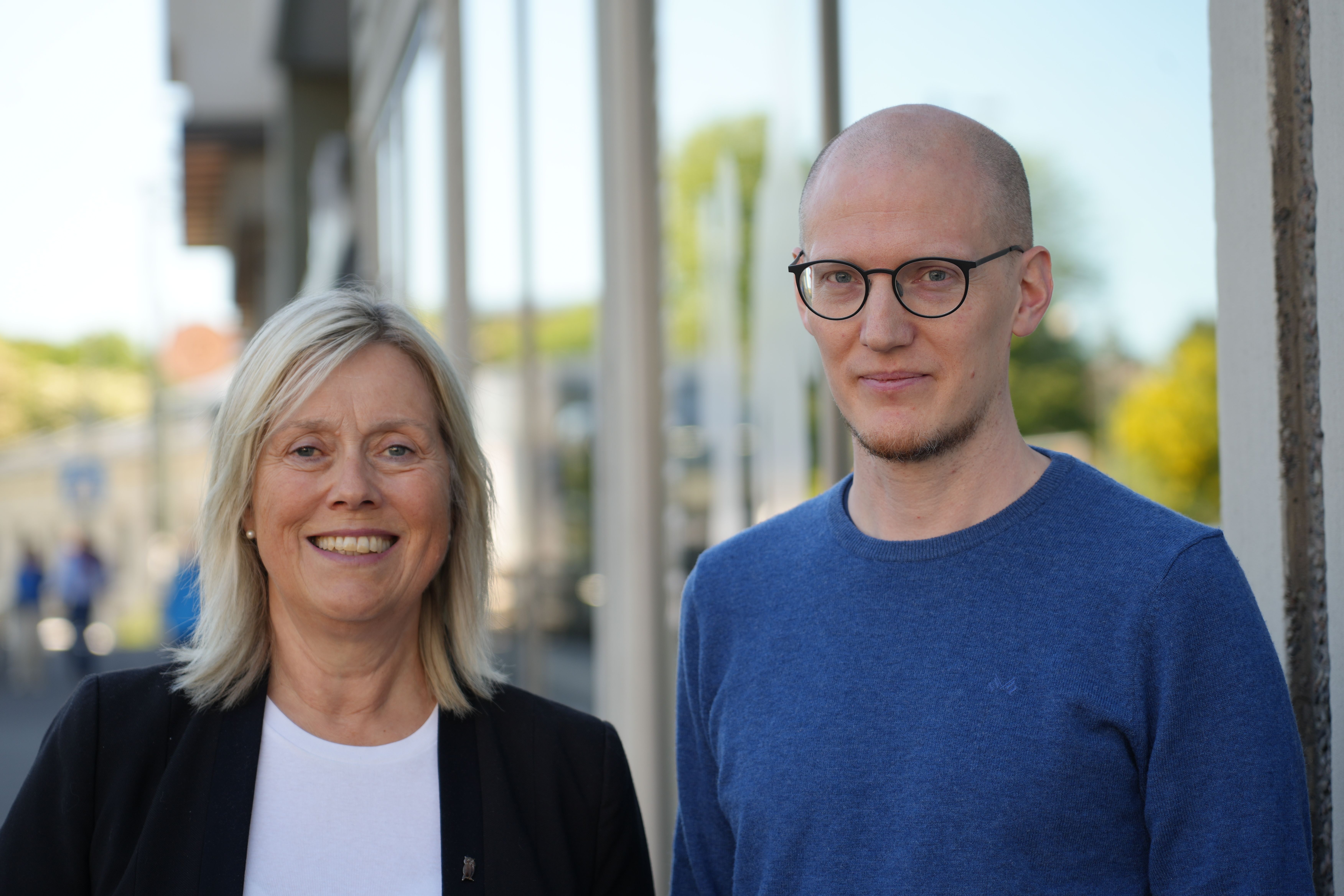 Bilde av Helle Christin Nyhuus, leder av Lektorlaget og rådgiver Simen André Sørby som er Lektorlagets representant i delegasjonen til Akademikerne kommune.