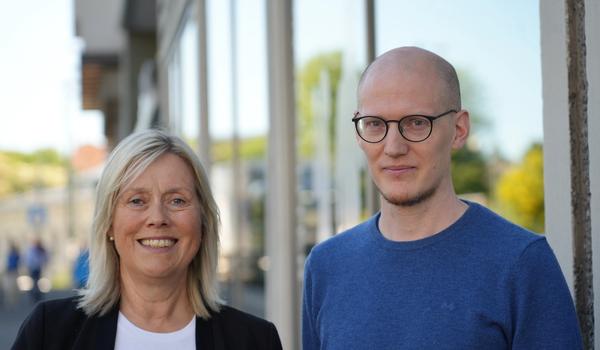 Bilde av Helle Christin Nyhuus, leder av Lektorlaget og rådgiver Simen André Sørby som er Lektorlagets representant i delegasjonen til Akademikerne kommune.