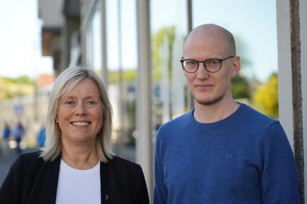 Bilde av Helle Christin Nyhuus, leder av Lektorlaget og rådgiver Simen André Sørby som er Lektorlagets representant i delegasjonen til Akademikerne kommune.